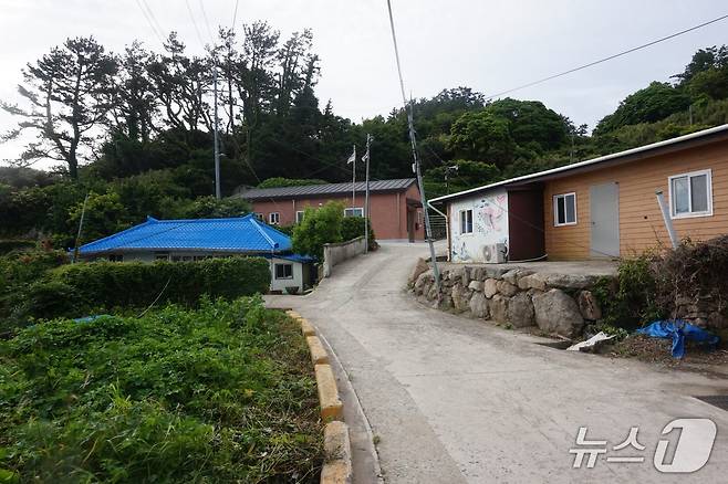 산마루에 자리한 청등도 마을회관과 민가.  2025.7.25/뉴스1 ⓒ News1 조영석 기자