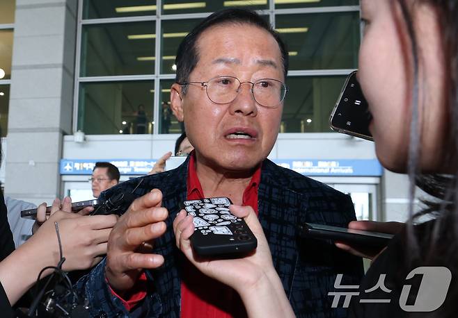 국민의힘 대선 경선에서 탈락한 뒤 정계 은퇴를 선언하고 하와이로 떠났던 홍준표 전 대구시장이지난 6월 17일 인천국제공항을 통해 귀국해 인터뷰를 하고 있다. 2025.6.17/뉴스1 ⓒ News1 권현진 기자