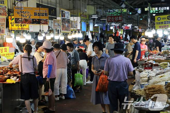전 국민에게 1인당 15만~45만원을 지급하는 '민생회복 소비쿠폰' 지급 첫 주말인 26일 광주 서구 양동시장에 손님들이 북적이고 있다. 2025.7.26/뉴스1 ⓒ News1 이수민 기자