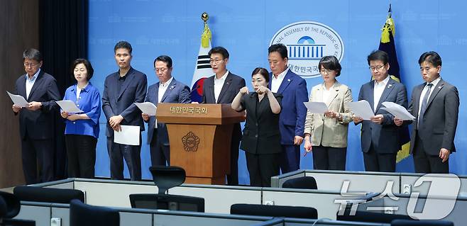 국회 농림축산식품해양수산위원회 어기구 위원장, 이원택 간사를 비롯한 더불어민주당 의원들이 15일 서울 여의도 국회 소통관에서 미국과의 관세협상 관련 정부를 향해 우리 농업을 지키겠다는 입장을 분명히 밝혀야 한다며 공동성명서를 발표하고 있다. 2025.7.15/뉴스1 ⓒ News1 안은나 기자