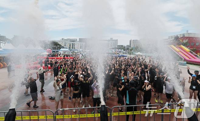 26일 충남 보령 대천해수욕장 머드엑스포광장에서 열린 제28회 보령머드축제를 찾은 외국인 관광객들이 축제를 즐기고 있다. 김동일 보령시장은 “2025~2026 충남방문의 해를 맞아 더 많은 관광객이 대천해수욕장을 찾을 것에 대비해 만반의 준비를 마쳤다”며 “관광객들이 안전한 여름휴가를 보내도록 최선을 다하겠다”고 말했다. 보령머드축제는 25일부터 8월 10일까지 진행된다. 2025.7.26/뉴스1 ⓒ News1 김기태 기자