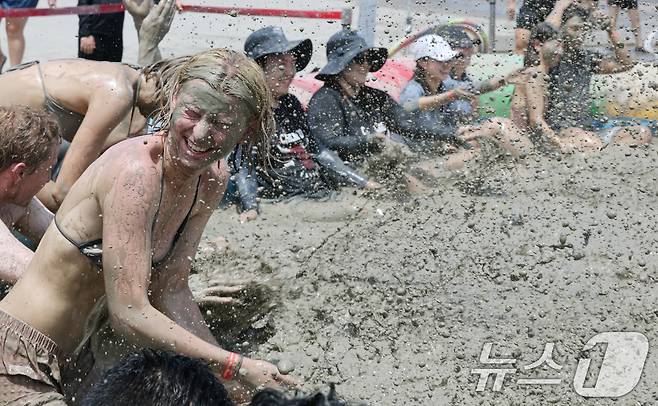 26일 충남 보령 대천해수욕장 머드엑스포광장에서 열린 제28회 보령머드축제를 찾은 관광객들이 축제를 즐기고 있다. 2025.7.26/뉴스1 ⓒ News1 김기태 기자