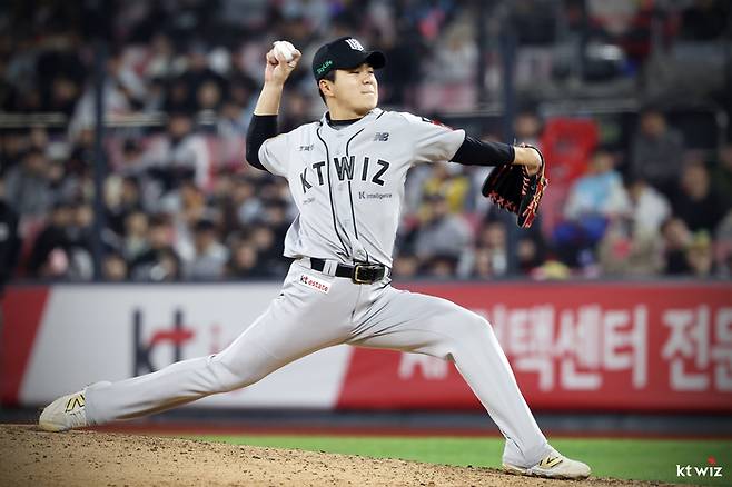 KT 손동현이 창원NC파크에서 열린 2025 KBO리그 롯데와 경기에서 힘차게 공을 던지고 있다. 사진 | KT 위즈