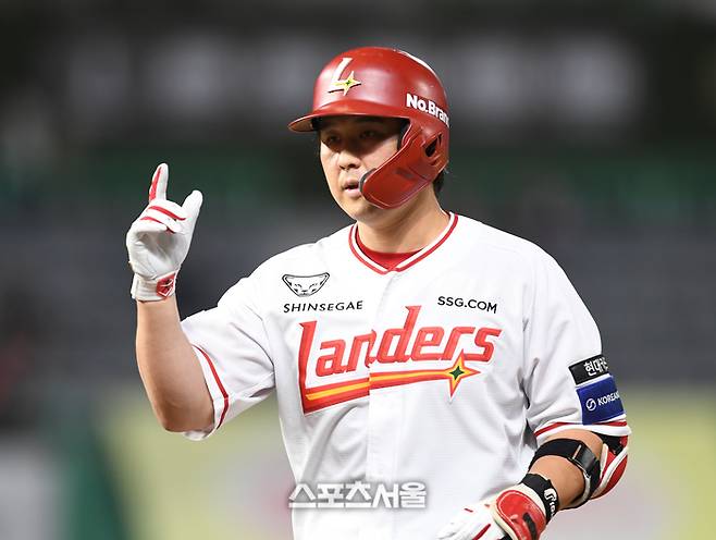 SSG 최정이 8일 인천 SSG랜더스필드에서 열린 2025 KBO리그 KT와 경기 6회말 안타를 친 후 세리머니를 하고 있다. 문학 | 최승섭기자 thunder@sportsseoul.com