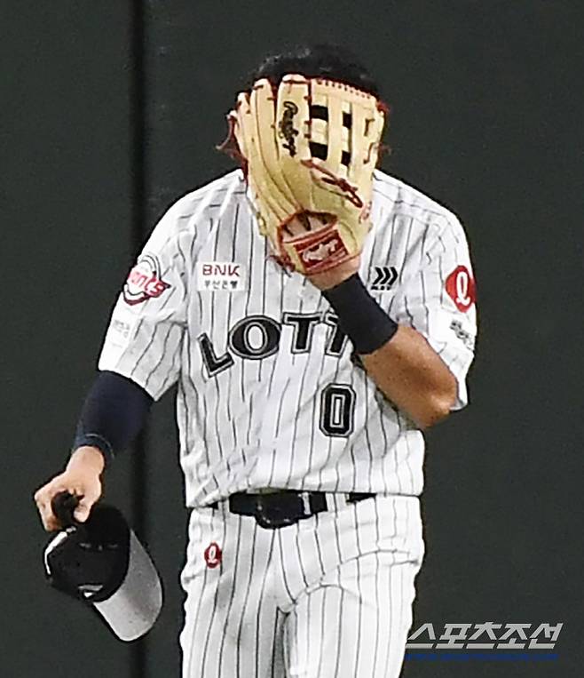 25일 부산 사직구장에서 열린 KIA와 롯데의 경기. 7회초 1사 중견수 황성빈이 박찬호의 평범한 뜬공을 놓친 후 자책하고 있다. 사진=정재근 기자 cjg@sportschosun.com