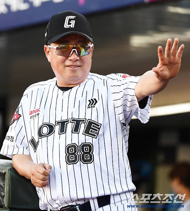 부드러운 미소로 경기를 준비하던 김태형 감독