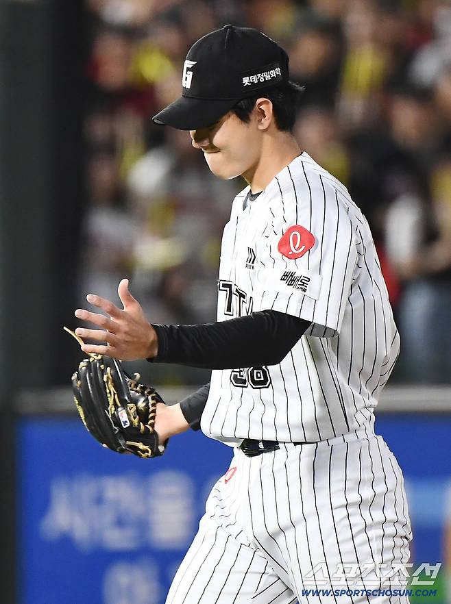 25일 부산 사직구장에서 열린 KIA와 롯데의 경기. 7회초 1사 만루 위기에 등판해 1실점으로 막은 홍민기가 기뻐하고 있다. 부산=정재근 기자 cjg@sportschosun.com/2025.7.25/
