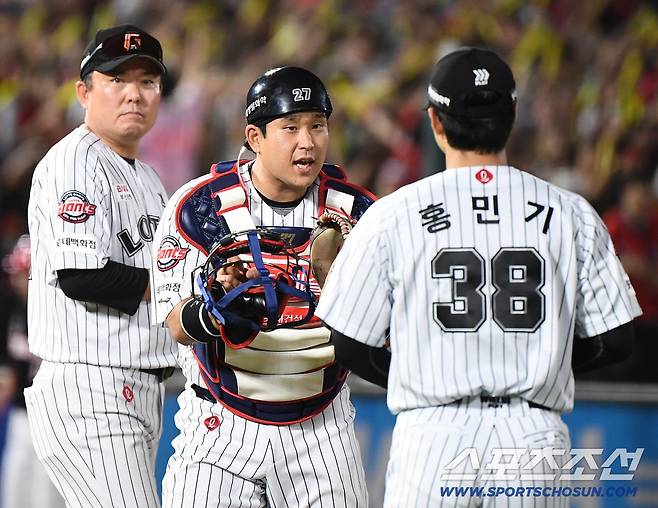 25일 부산 사직구장에서 열린 KIA와 롯데의 경기. 7회초 1사 만루 위기에서 등판한 홍민기를 유강남이 격려하고 있다. 부산=정재근 기자 cjg@sportschosun.com/2025.7.25/