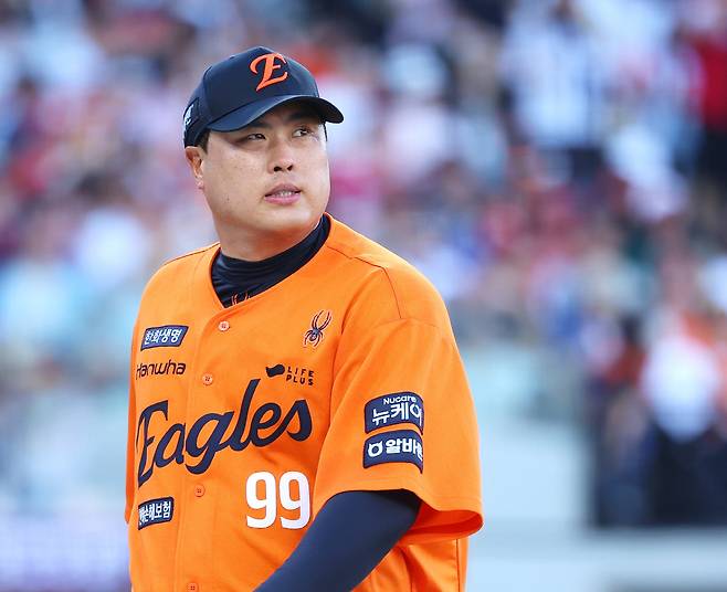 26일 대전 한화생명 볼파크에서 열린 프로야구 2025 신한 SOL 뱅크 KBO리그 SSG 랜더스와 한화 이글스 경기.1회초를 5실점으로 마친 한화 선발 투수 류현진이 아쉬워하며 더그아웃으로 돌아가고 있다. 2025.7.26 연합뉴스