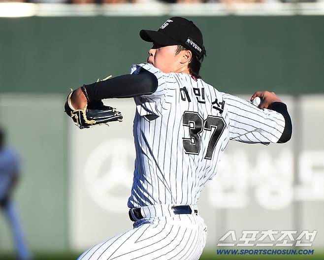 26일 부산 사직구장에서 열린 KIA와 롯데의 경기. 롯데 선발투수 이민석이 투구하고 있다. 부산=정재근 기자 cjg@sportschosun.com/2025.7.26/