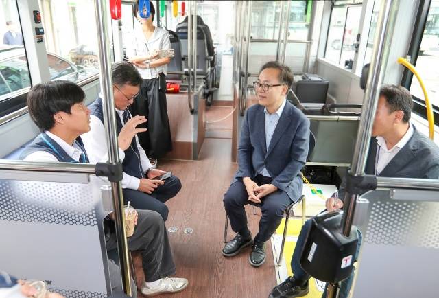 금천구는 마을버스 운수종사자 인력난 해소와 주민 교통편의 개선을 위해 추진 중인 '마을버스 운수종사자(운전기사) 처우개선 사업'이 뚜렷한 성과를 나타내고 있다. /금천구