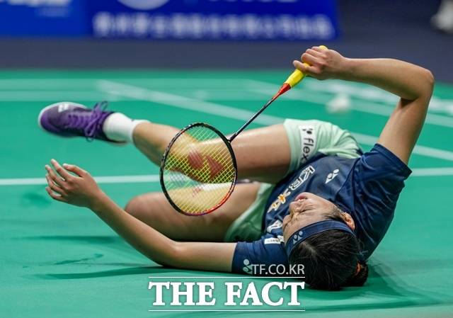 '슈퍼 1000 슬램'에 도전한 '배트민턴 여제' 안세영이 26일 한유예와 2025 중국오픈 여자단식 4강전에서 오른쪽 무릎 부상으로 2게임 도중 기권, 결승 진출에 실패했다./신화.뉴시스
