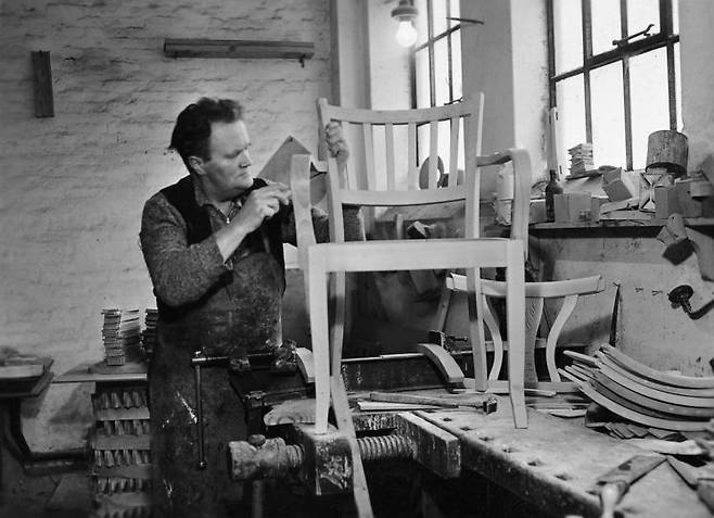 닐스 엘리어슨 창업주가 라운지 의자를 제작하고 있다. 시기는 라운지 의자를 본격적으로 생산한 1930년대로 추정된다. 대장장이 견습공이었던 엘리어슨은 마차에 이어 버스 프레임을 만들면서 사람들이 앉는 공간은 편안해야 한다고 생각했다. 엘리어슨 홈페이지