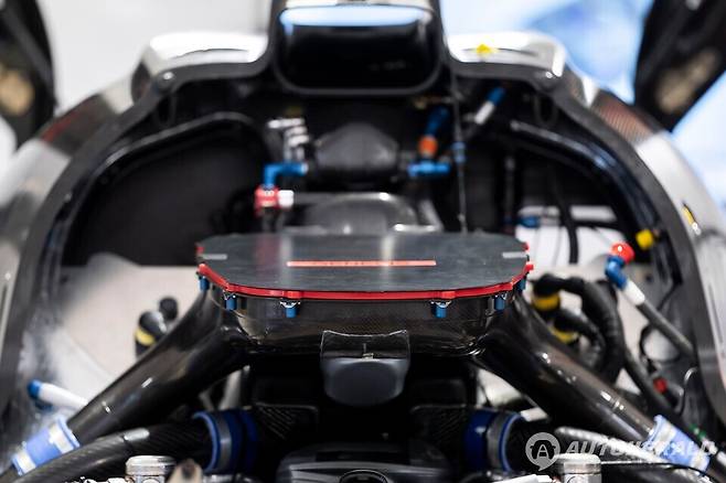 GMR-001은 트윈터보 V8 엔진과 하이브리드 시스템을 결합해&nbsp;전기 에너지를 구동축에 직접 전달하는 독자적 방식으로 개발했다.(출처:제네시스)