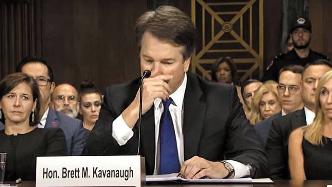 2018년 연방 대법관 지명자 브렛캐버노가 청문회에서 울먹이는 모습. 그는 성폭행 의혹에 대해“뻔한 중상모략이고 명예훼손 작전이다. 내가 피해자”라고 했다. /AP 유튜브 캡처