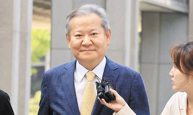 내란 특검에 출석하는 이상민 전 장관 - 이상민 전 행정안전부 장관이 25일 조은석 내란 특검의 조사를 받기 위해 서울 서초동 서울고검 청사로 출석하고 있다. /박성원 기자