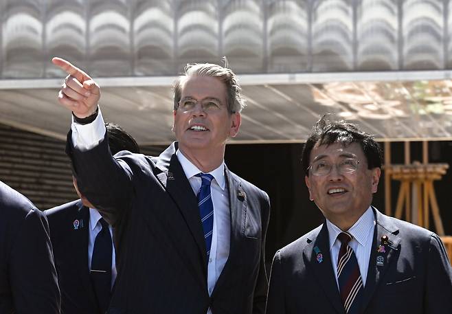 지난 19일 오사카·간사이 세계 박람회 ‘미국의 날’ 행사 참석차 일본을 방문한 스콧 베선트(왼쪽) 미국 재무장관이 아카자와 료세이 일본 경제재생상과 함께 미국관을 둘러보고 있다. 베선트는 방일 기간 아카자와와 미·일 관세 협상안을 집중 논의한 것으로 알려졌다./EPA 연합뉴스