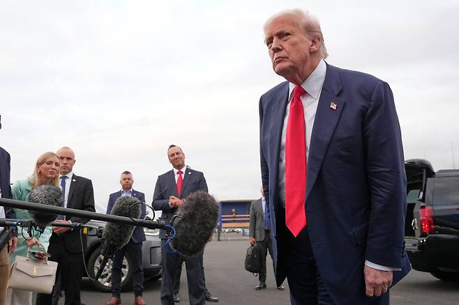 25일 도널드 트럼프 대통령이 영국 스코틀랜드 글래스고의 프레스트윅 국제공항에 도착해 취재진과 만나 인터뷰를 진행하고 있다. /AP 연합뉴스