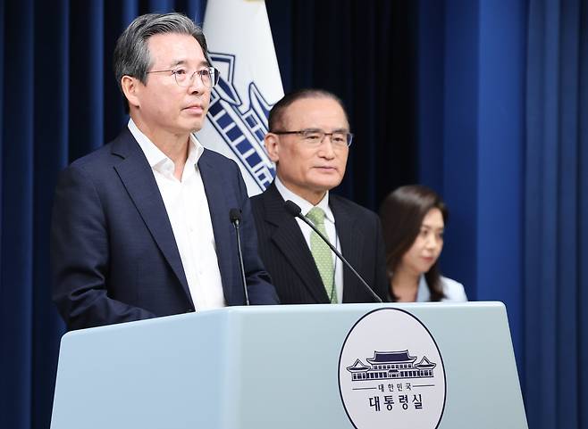 김용범 정책실장과 위성락 국가안보실장이 25일 서울 용산구 대통령실 청사에서 비서실장 주재 통상대책회의 관련 브리핑을 하고 있다./뉴스1