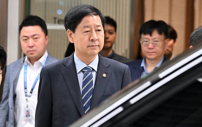 한미 '2+2 통상협상'을 위해 미국 출국이 예정됐던 구윤철 경제부총리 겸 기획재정부 장관이 24일 오전 미국 측의 일정 변경으로 인해 출국이 취소되자 인천국제공항 제2터미널을 나서고 있다./뉴스1