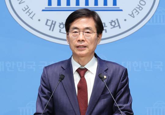 국민의힘 조경태 의원이 23일 서울 여의도 국회 소통관에서 혁신후보 단일화 촉구 등 현안 관련 기자회견을 하고 있다. 연합뉴스