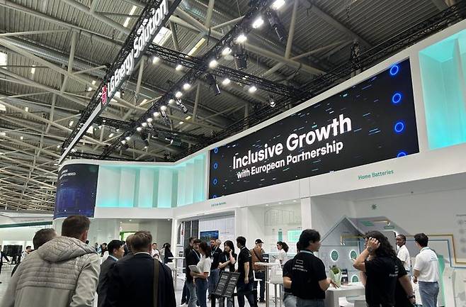 독일 뮌헨 전시컨벤션센터에서 코엑스와 한국배터리산업협회, 코트라가 공동주최해 열린 '인터배터리 유럽 2025' 전시회에서 참관객들이 LG에너지솔루션 부스를 둘러보고 있다(자료사진). ⓒ뉴시스/코엑스