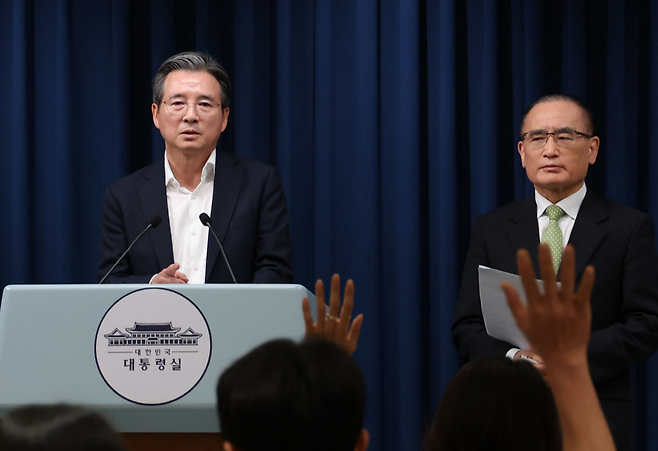김용범 대통령실 정책실장과 위성락 국가안보실장이 25일 서울 용산구 대통령실청사에서 브리핑을 하고 있다. 2025.7.25. 대통령실사진기자단