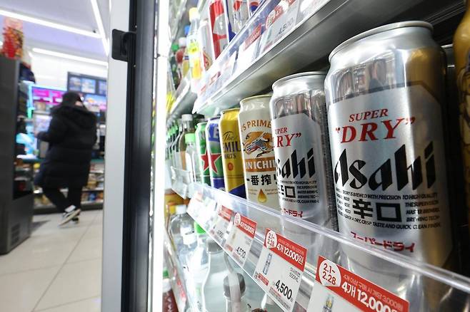 서울의 한 편의점에 진열된 아사히 맥주의 모습. 뉴스1