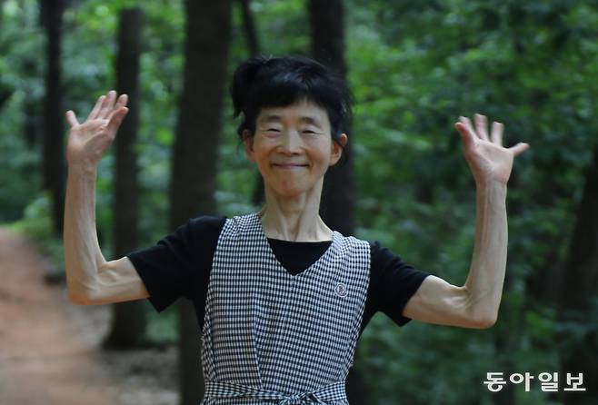 원종연 씨가 경기 파주 아동동 학령산에서 즐거운 표정으로 맨발 걷기를 하고 있다. 파주=양종구 기자 yjongk@donga.com