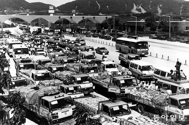 ◇ 줄잇는 수해의연품.  1989년 8월 1일 전국에서 수해의연품을 싣고 온 차량들이 광주 고속도로 톨게이트를 통과한 뒤 잠시 멈춰 서 있다.