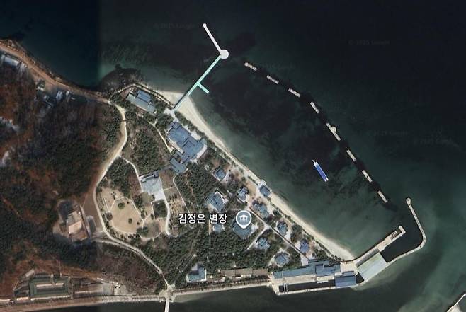 김정은의 원산 특각 위성사진. 수많은 호화주택이 있고, 앞바다엔 80m 길이의 수영요트가 있다.  구글어스 캡처.
