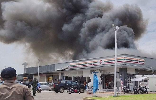 로켓 공격에 불타는 태국 주유소 24일 태국 북동부 시사껫주 반푸 지역의 주유소가 불타고 있다. X 캡처