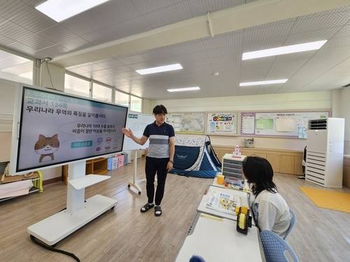 25일 경북 안동시 예안면 월곡초등학교 삼계분교장 6학년 교실에서 폐교를 앞둔 마지막 수업이 진행 중이다. 연합뉴스