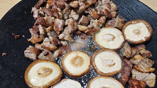 20250725_220530.jpg 저녁 돼지목살 구워 한잔