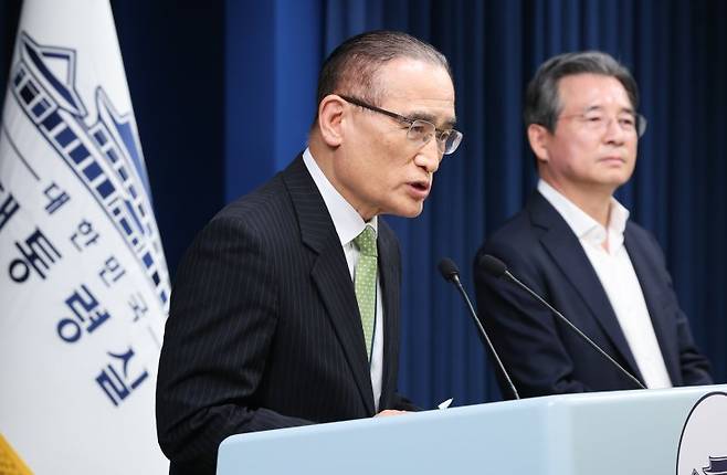 위성락 국가안보실장(왼쪽)과 김용범 정책실장이 지난 25일 서울 용산구 대통령실 청사에서 비서실장 주재 통상대책회의 관련 브리핑을 하고 있다. 뉴스 1