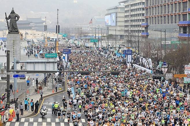 지난해 3월17일 서울 광화문광장에서 2024 서울마라톤에 참가한 선수들이 출발하고 있다. 연합뉴스