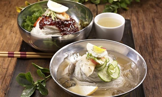 물냉면(아래)과 비빔냉면. 18세기 중반 정도면 음식점에서 팔릴 정도로 냉면은 평안도에서 널리 알려진 음식이었다. 게티이미지뱅크