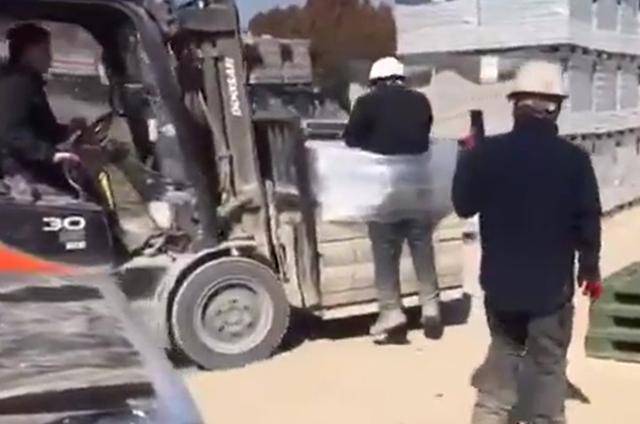 전남 나주의 한 벽돌 생산 공장에서 스리랑카 국적 이주노동자를 화물에 결박하고 지게차로 들어 올리는 인권유린 사건이 발생했다. 광주전남이주노동자네트워크가 확보한 영상에는 이곳 노동자가 이주노동자 A씨를 비닐로 벽돌에 묶어 지게차로 옮기는 모습과 이를 보고 웃으며 휴대폰으로 촬영하는 다른 노동자의 모습 등이 담겨 있다. 광주전남이주노동자네트워크 제공