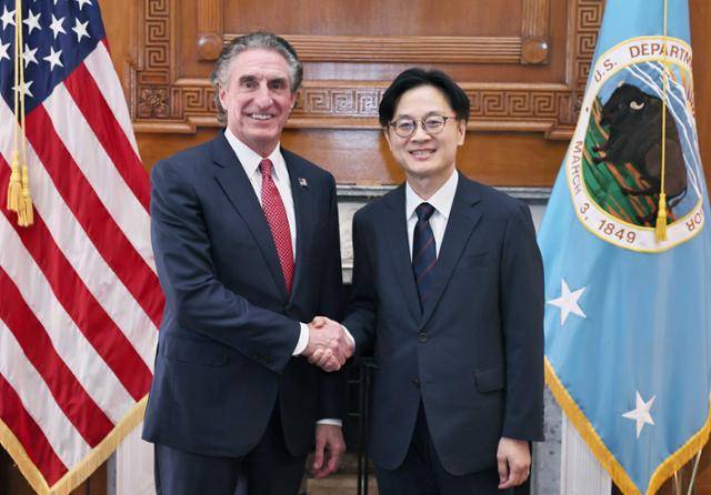 김정관 산업통상자원부 장관이 24일 미국 워싱턴 D.C.에서 더그 버검 미국 백악관 국가에너지위원회 위원장과 면담을 갖고, 한미 양국 에너지 분야 협력 강화방안을 논의했다. 산업부 제공