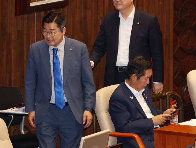 더불어민주당 당대표에 도전한 박찬대(왼쪽) 의원과 정청래 의원이 23일 서울 여의도 국회에서 열린 제427회 국회(임시회) 제2차 본회의에 참석해 있다. 뉴시스