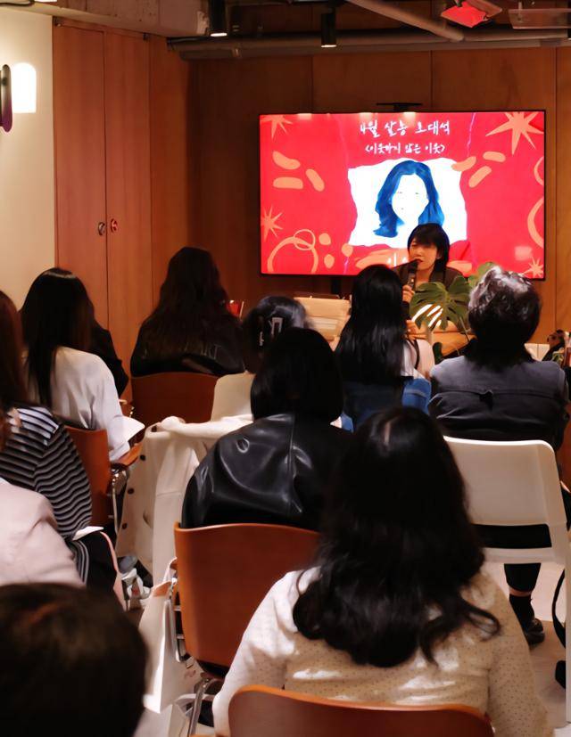 4월 서울 마포구 문지살롱에서 이소호 시인이 팬들과 북토크를 진행하고 있다. 이소호 제공