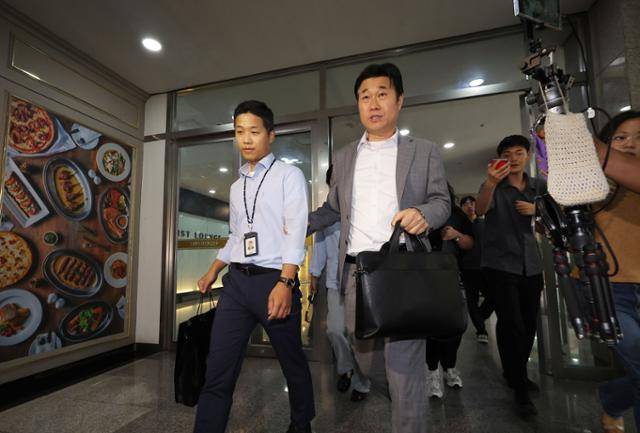 민중기 특별검사팀 관계자들이 25일 서울 서초구 아크로비스타 내 김 여사의 코바나컨텐츠 사무실 압수수색을 마친 뒤 철수하고 있다. 연합뉴스