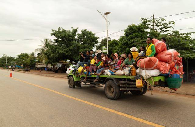 태국과 캄보디아의 국경 지역 무력 충돌로 터전을 잃은 캄보디아 오다르 민체이주 주민들이 26일 트럭을 타고 피난을 떠나고 있다. 민체이=AP 연합뉴스