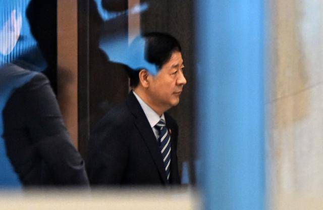 '한미 2+2 통상협상'을 위해 미국으로 출국하려던 구윤철 부총리 겸 기재부 장관이 24일 인천국제공항 귀빈실에서 협상 연기 소식을 듣고 굳은 표정으로 나오고 있다. 영종도=왕태석 선임기자