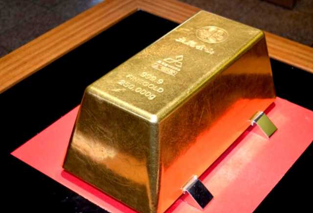 일본 시즈오카현 이즈시 도이킨잔 전시관에 있는 250㎏짜리 초대형 금괴. 표면에 중량이 '250,000g'(25만 g·250kg)'이라고 새겨져 있다. 도이킨잔 홈페이지 캡처