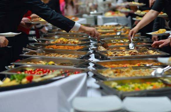 영국의 한 식품 미생물학과 교수가 뷔페에서는 세 가지 균이 서식하고 있어 식중독에 걸릴 가능성이 높다고 경고했다./사진=게티이미지뱅크​