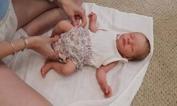실제 신생아와 구분이 어려울 정도로 정교하게 제작된 ‘리얼 베이비돌’이 미국에서 주목받고 있다./사진=SNS 캡처