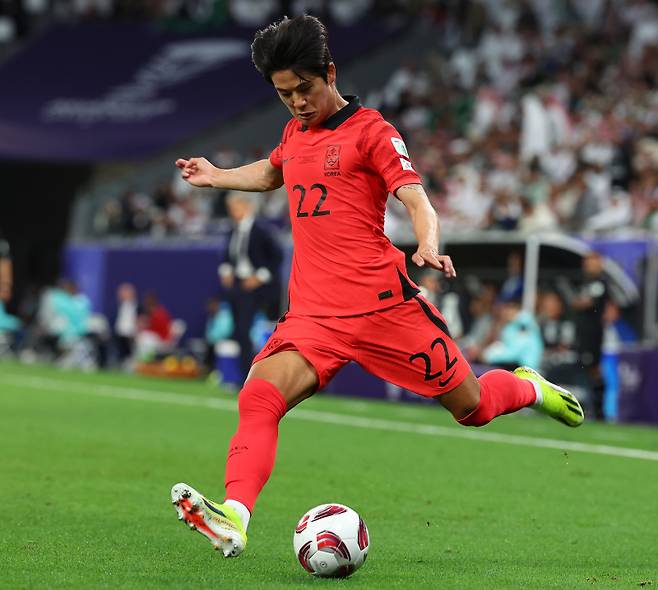 <yonhap photo-0241=""> 크로스 올리는 설영우 (알라이얀=연합뉴스) 김도훈 기자 = 30일(현지시간) 카타르 알라이얀에서 에듀케이션 시티 스타디움에서 열린 2023 아시아축구연맹(AFC) 아시안컵 16강전 한국과 사우디아라비아의 경기. 설영우가 크로스를 시도하고 있다. 2024.1.31 superdoo82@yna.co.kr/2024-01-31 01:24:27/ <저작권자 ⓒ 1980-2024 ㈜연합뉴스. 무단 전재 재배포 금지, AI 학습 및 활용 금지></yonhap>