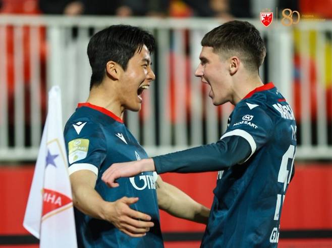 설영우(왼쪽)가 득점 후 기뻐하는 모습. 사진=츠르베나 즈베즈다 SNS