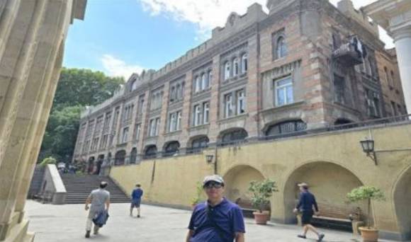 윤영선 전 관세청장이 스탈린이 3년 다녔던 신학대학 건물 앞에서 사진을 촬영하고 있다. [사진=윤영선]